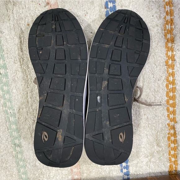 Easy Spirit Bronze Sneakers Size 8N with Cushioned Sole and Breathable Design - Picture 2 of 8
